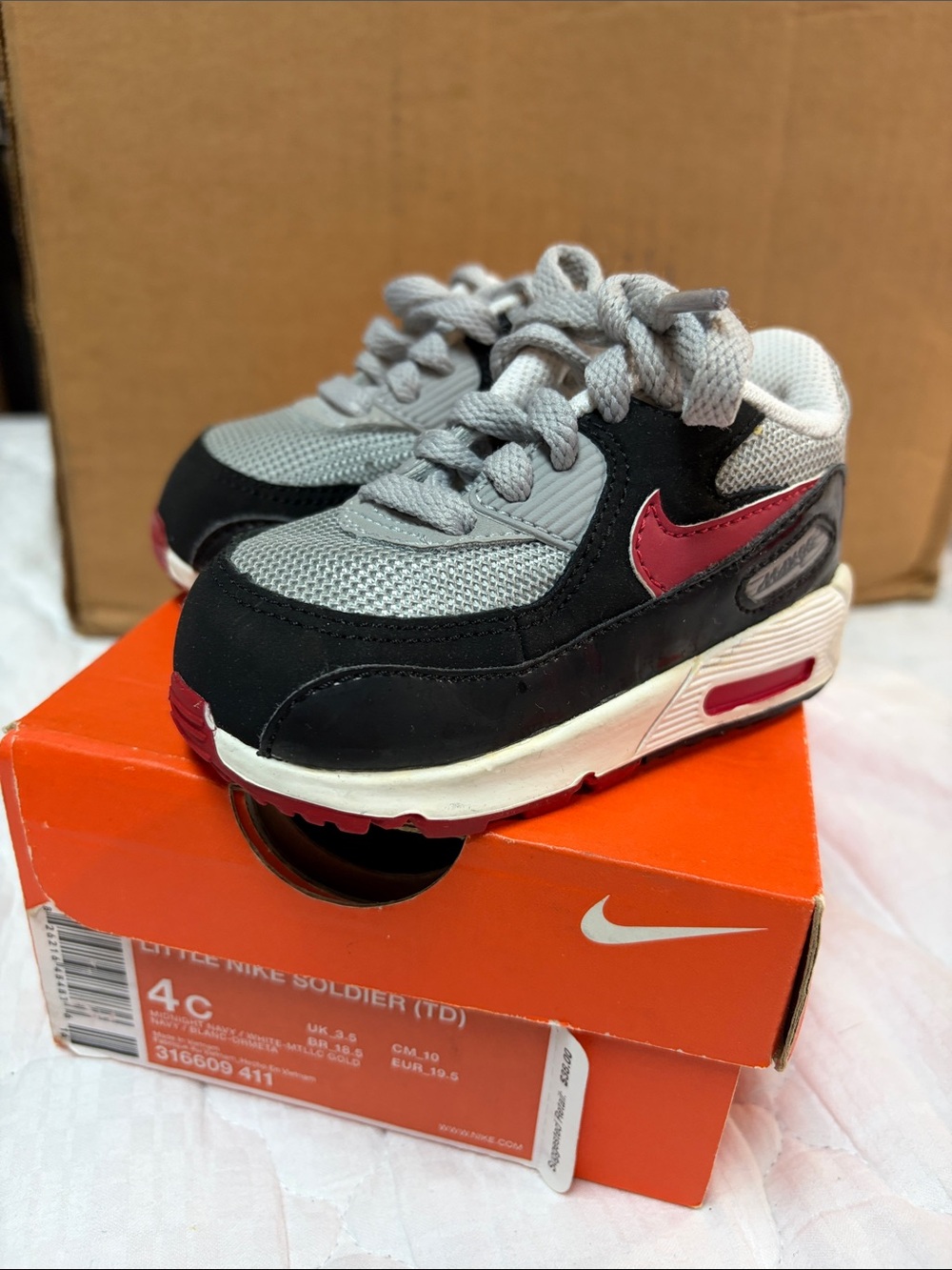 Nike Kids Black, Gray & Red Low-Top Sneakers